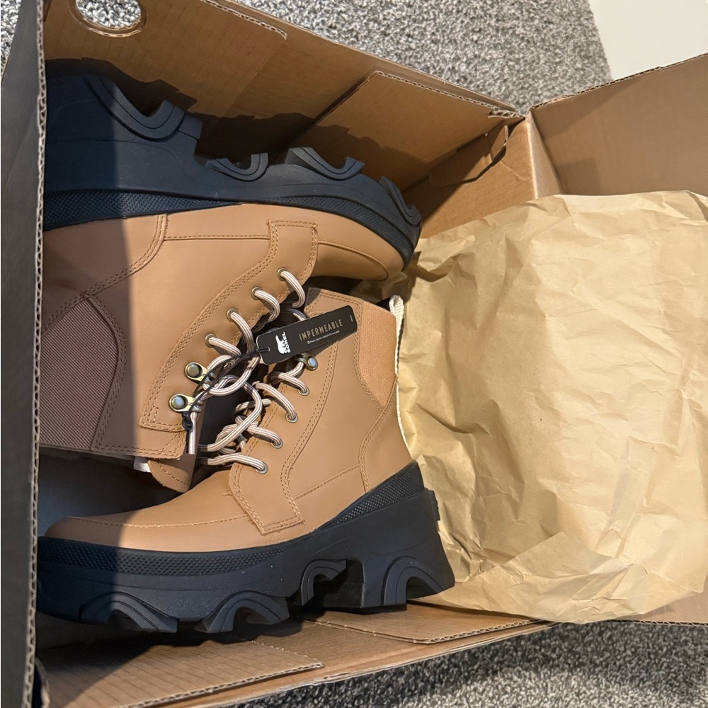 Sorel Women's Tan and Black Ankle Boots